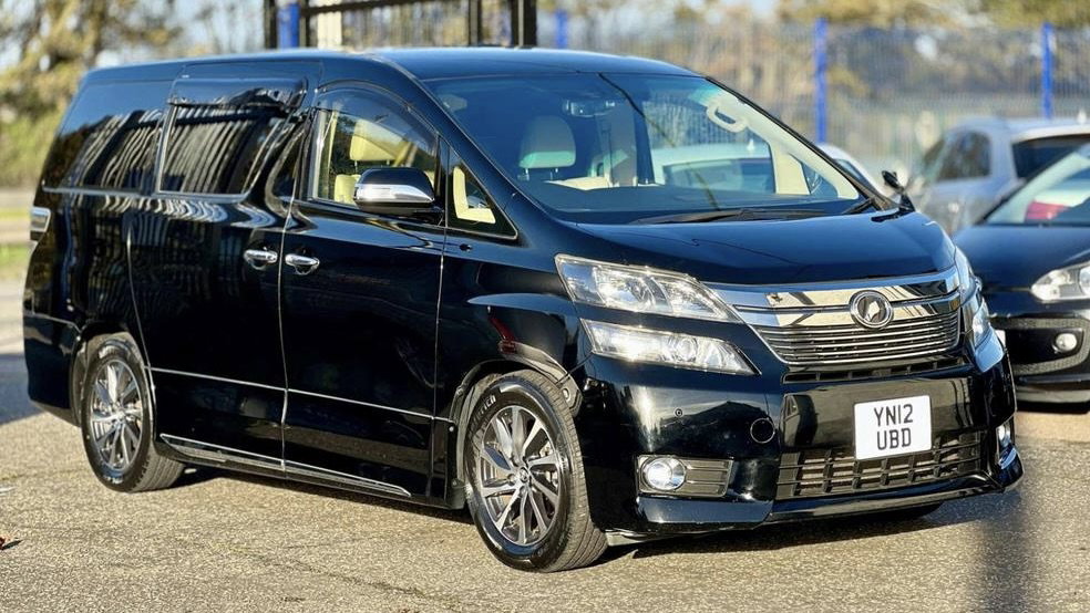 Toyota Vellfire Royal Lounge - front